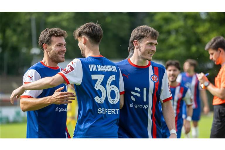 Jubel beim VfR Mannheim: Der Oberliga-Vizemeister gewinnt das erste Aufstiegsspiel souverän.