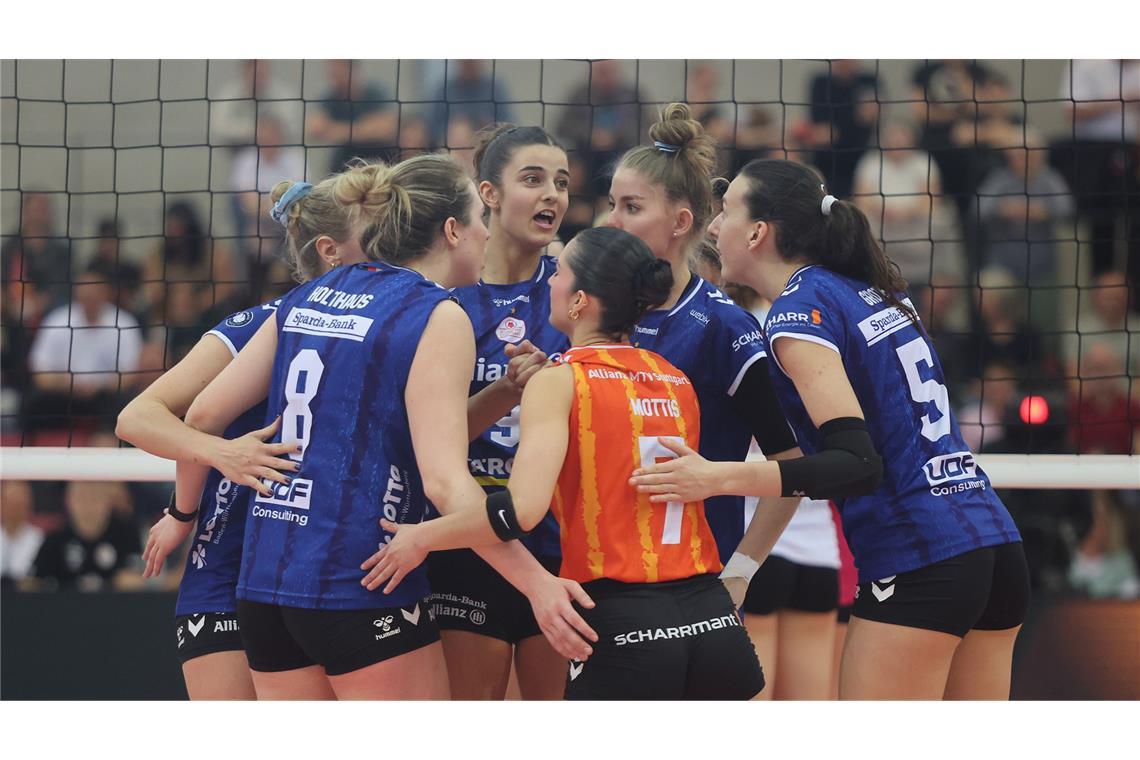 Jubel der Volleyballerinnen von Allianz MTV Stuttgart über den Sieg gegen USC Münster