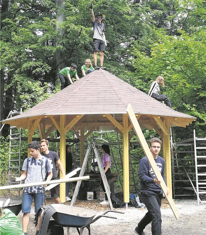 Grillplatz am Römersee in neuem Glanz Jubel: Die überdachte Grillstelle steht.