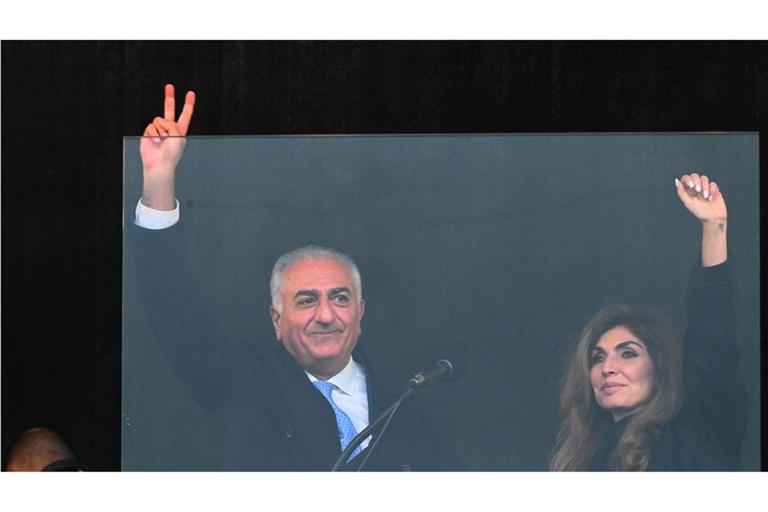 Jubel gab es für Reza Pahlavi, den Sohn des gestürzten iranischen Schahs Mohammad Reza Pahlavi, der zusammen mit seiner Frau Yasmine bei der Groß-Demonstration auf der Theresienwiese in München auftrat.