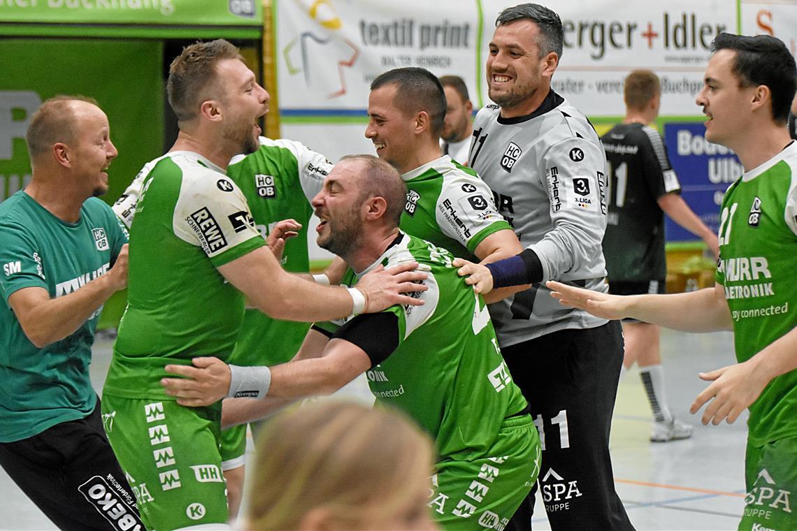 Der HC Oppenweiler/Backnang feiert das Erreichen der Aufstiegsrunde Jubel in Grün: Nach dem Sieg über Würzburg ist die Freude bei den Handballern um die Routiniers Florian Frank und Philipp Maurer (Mitte) fast grenzenlos. Foto: Tobias Sellmaier