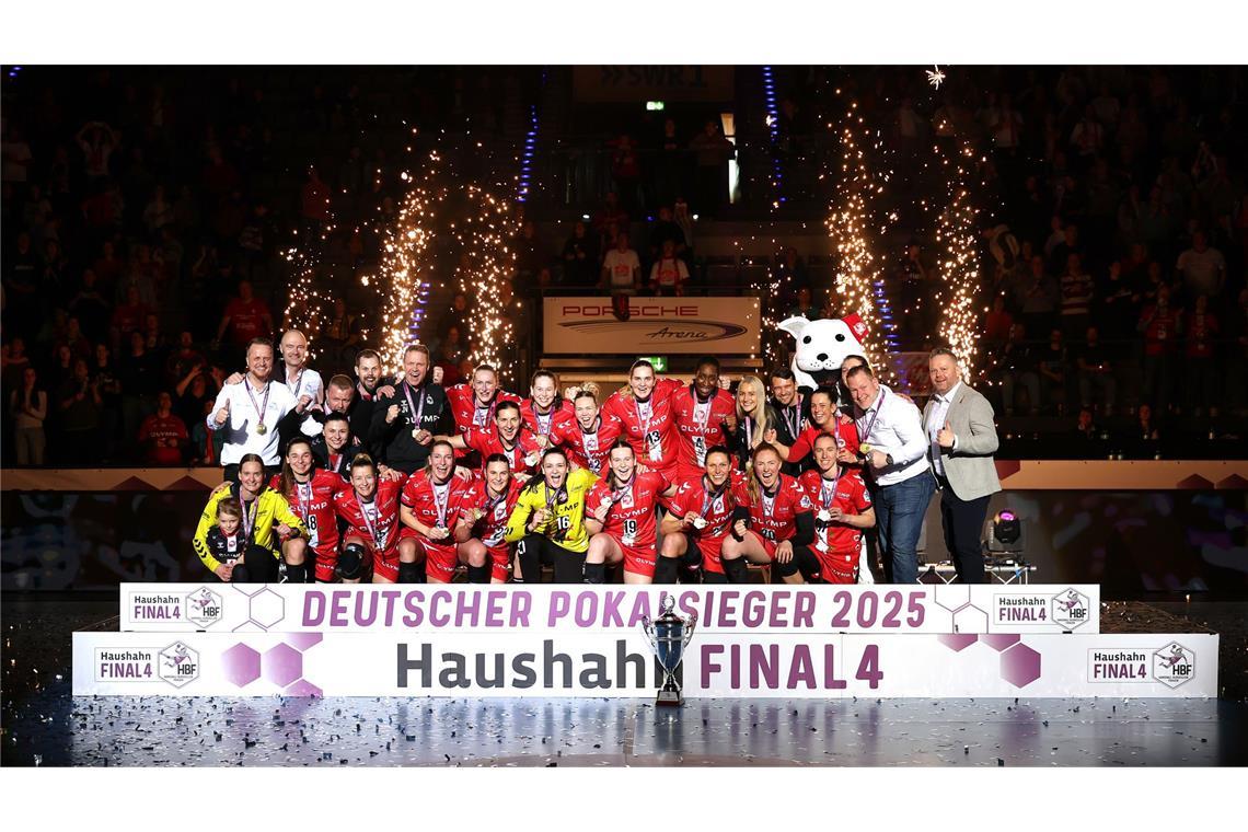 Pokalsieg als vorgezogenes Abschiedsgeschenk für Coach Vestergaard Jubel, Trubel, Heiterkeit bei der HB Ludwigsburg.