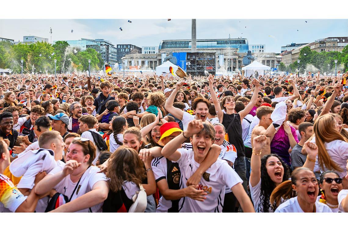 EM brachte Touristen und Geld in die Stadt Jubeln mit Deutschland auf dem Schlossplatz