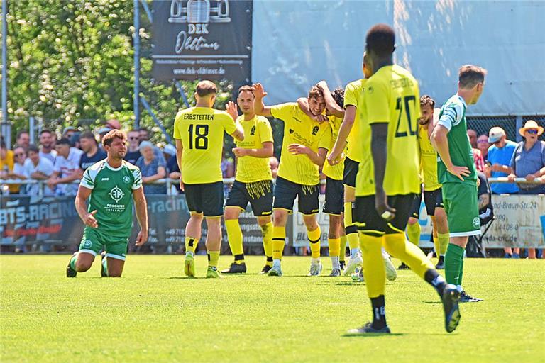 Jubelnde Erbstettener, geknickte Sechselberger: Dieses Bild bietet sich nach dem 2:1 der SKG durch Leon Mehmeti ebenso wie später nach dem Abpfiff. Foto: Tobias Sellmaier