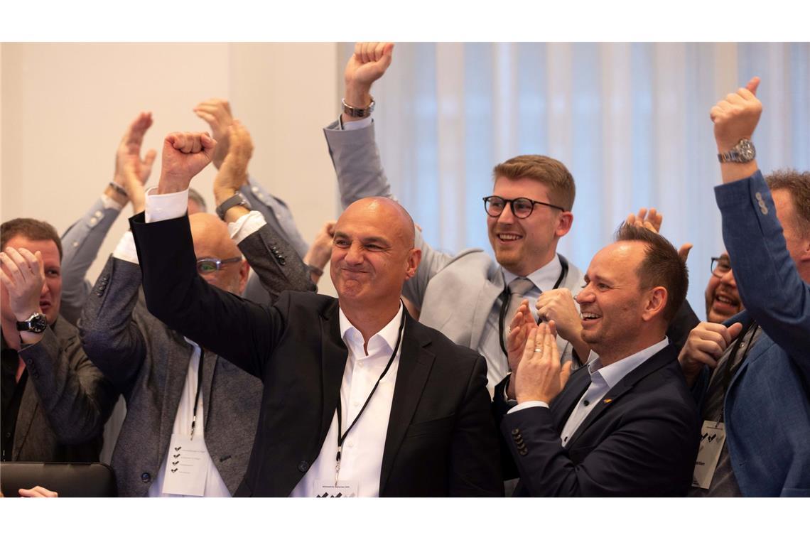 Bilder des Tages Jubelnder Sieger: Mit knappem Vorsprung wurde der CDU-Kandidat Alexander Kalouti bei den Stichwahlen nach der Kommunalwahl zum Oberbürgermeister von Dortmund gewählt.
