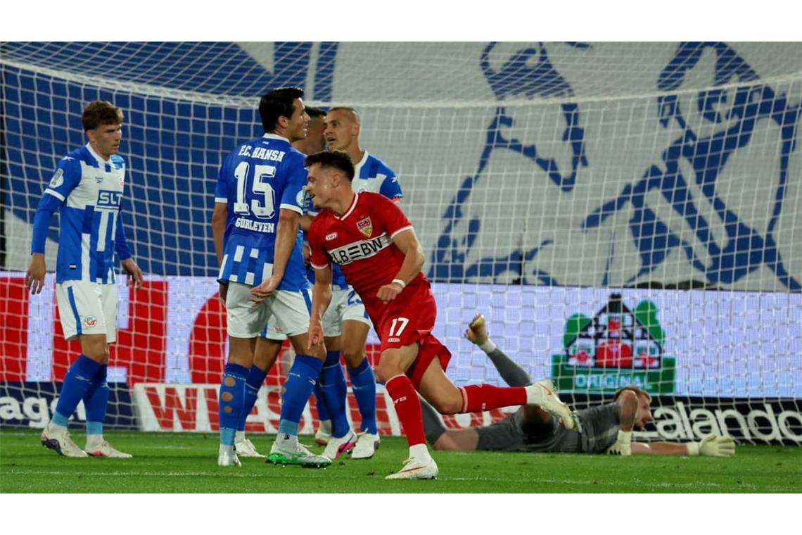 Jubelsprint im Ostseestadion: der dreifache VfB-Torschütze Dzenan Pejcinovic lässt seinen Emotionen freien Lauf.