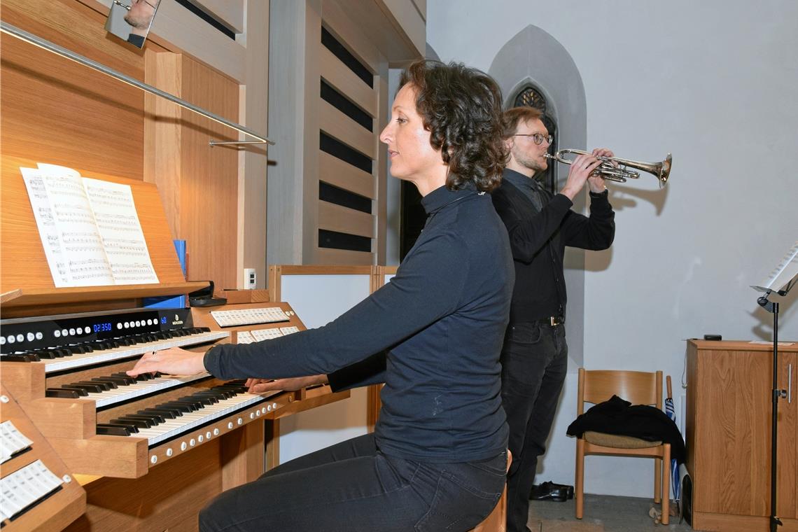 Murrhardter Silvesterkonzert ist ein Publikumsmagnet Judith-Maria Matti an der Orgel und Jan-Peter Scheurer mit der Trompete harmonieren mit ihren Instrumenten. Fotos: Elisabeth Klaper