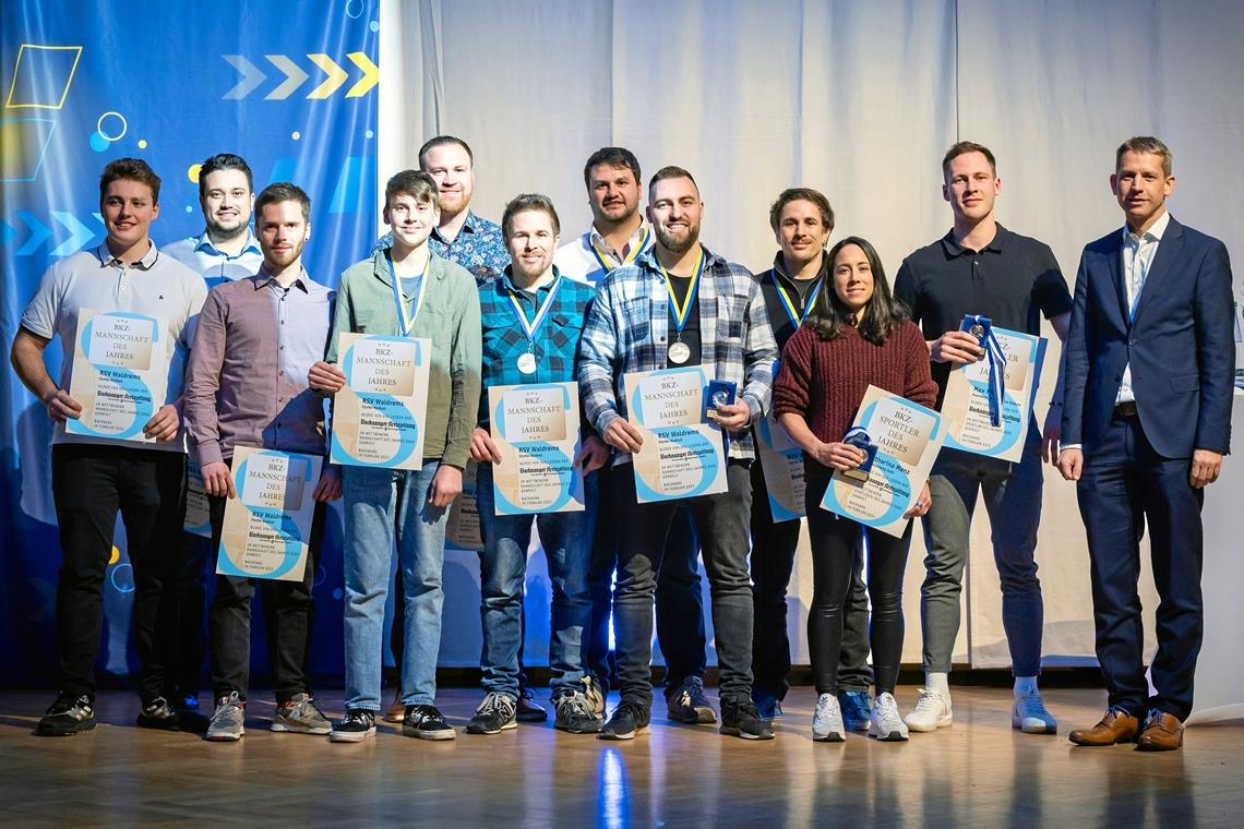 Wahl der BKZ-Sportler des Jahres: Premierensieger und auch Altbekannte Judoka Katharina Menz, Mountainbiker Max Pfeil (Zweiter von rechts) und die Radballer des RSV Waldrems gewinnen die Wahl der BKZ-Sportler des Jahres. Sie haben von Redaktionsleiter Kornelius Fritz (rechts) die Medaillen und Urkunden erhalten. Foto: Alexander Becher