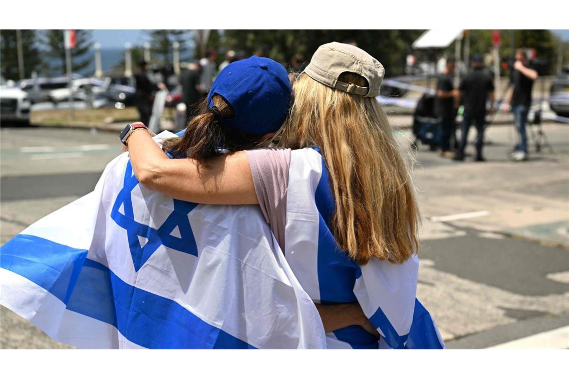 Jüdinnen umarmen sich am Bondi Pavillon.