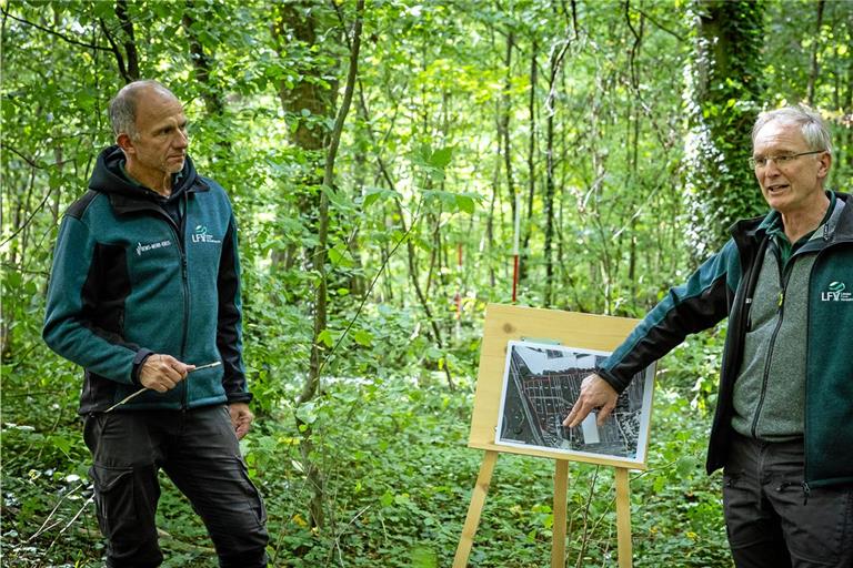 Jürgen Baumann und Ulrich Häußermann (von links) im Gewann Kühwald bei Maubach. Das Gebiet ist durch kleinteilige private Waldstücke geprägt. Teils liegen die Parzellen sehr eng zusammen, wie die Markierungen mit den Stangen anzeigen. Fotos: Alexander Becher