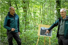 Jürgen Baumann und Ulrich Häußermann (von links) im Gewann Kühwald bei Maubach. Das Gebiet ist durch kleinteilige private Waldstücke geprägt. Teils liegen die Parzellen sehr eng zusammen, wie die Markierungen mit den Stangen anzeigen. Fotos: Alexander Becher