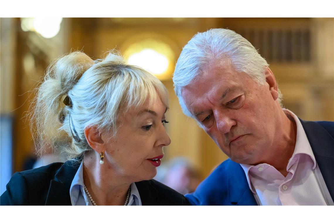 Jürgen Elsässer, Compact-Chefredakteur, und seine Ehefrau Stephanie Elsässer im Bundesverwaltungsgericht in Leipzig.
