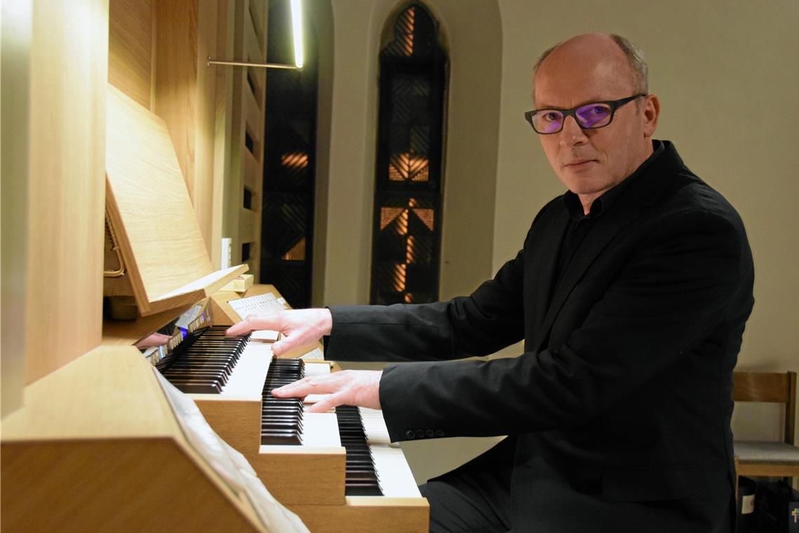 Jürgen Essls Konzertprogramm entlockt der Mühleisen-Orgel Klangfacetten jenseits der üblichen Hörgewohnheiten. Foto: E. Klaper