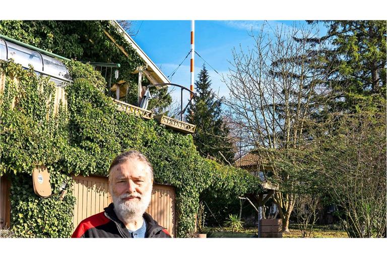 Jürgen Fegert vor seinem Holzhäuschen und dem 273 Meter hohen Sendemasten – fast 40 Jahre lebt er hier.