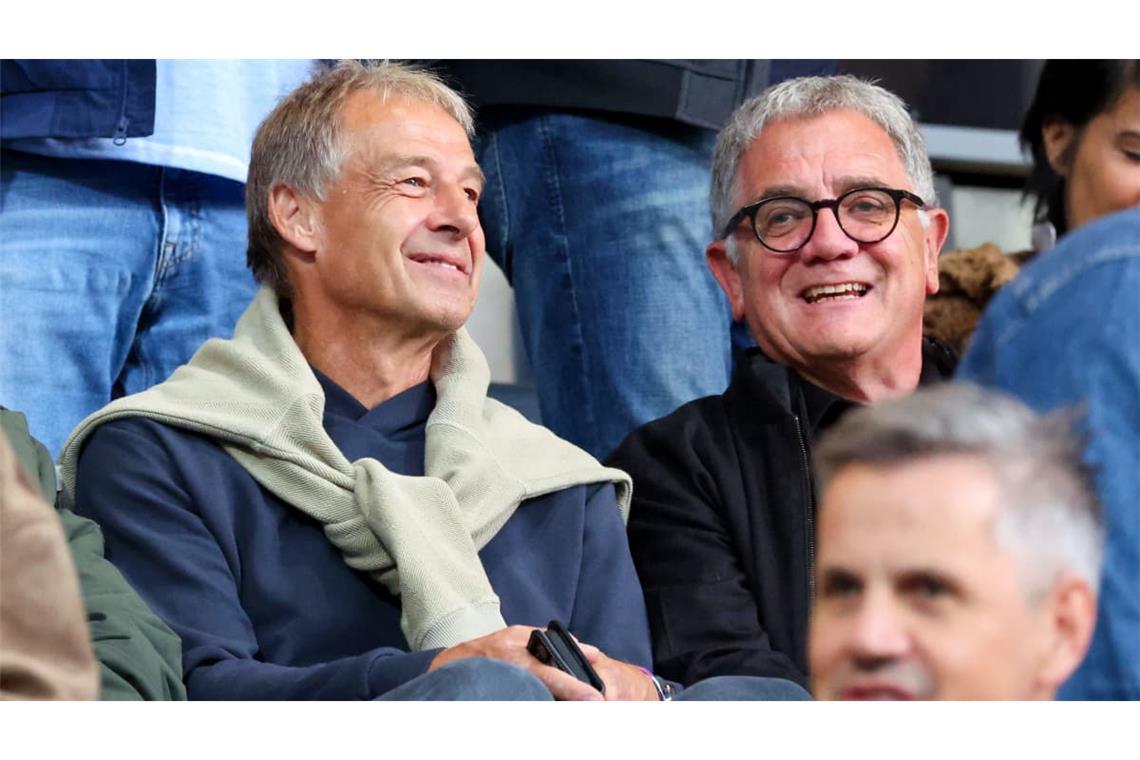 Jürgen Klinsmann (li., neben Roland Eitel)&nbsp; schaute sich das Spiel der Stuttgarter Kickers gegen Offenbach an.