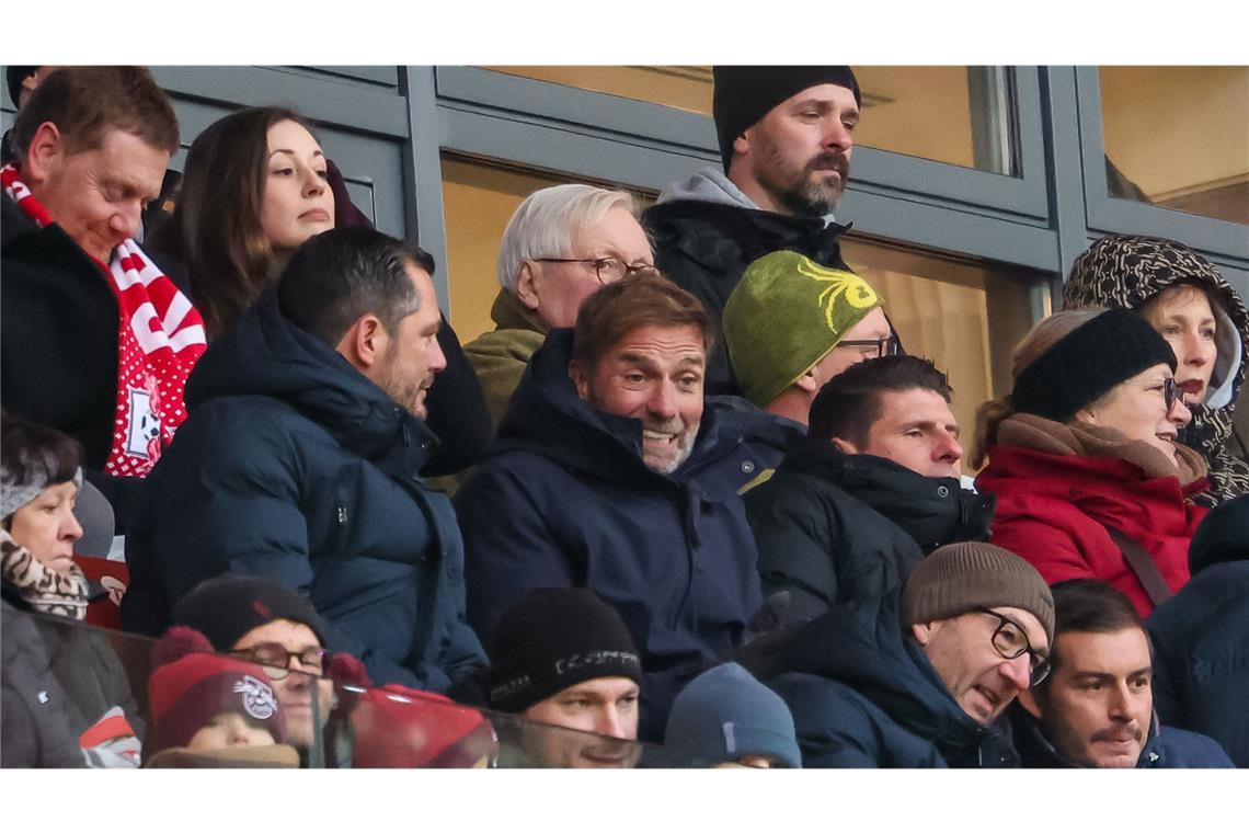 Ankunft kurz vor 9 Uhr: Klopp trifft Rose zum RB-Gipfel Jürgen Klopp (Mitte, mit Marcel Schäfer (links) und Mario Gomez) hatte am Sonntag das 4:2 von RB Leipzig gegen Werder Bremen überraschend auf der VIP-Tribüne verfolgt.
