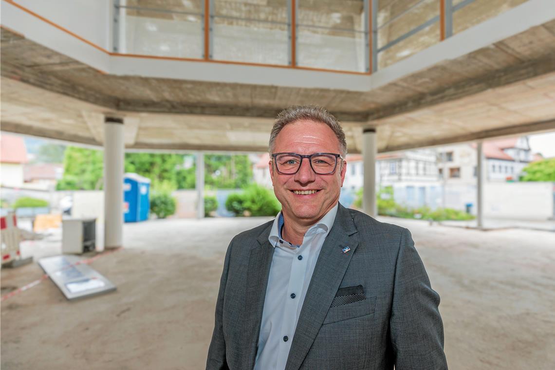 Volksbank-Gebäude komplett entkleidet Jürgen Schwab im Zentrum des sechseckigen Gebäudes. Dort zieht die Volksbank-Filiale im Erdgeschoss wieder ein und in den oberen Geschossen entstehen 15 bis 18 Wohnungen – im Zentrum von Murrhardt, ganz in der Nähe des Stadtgartens. Fotos: Stefan Bossow