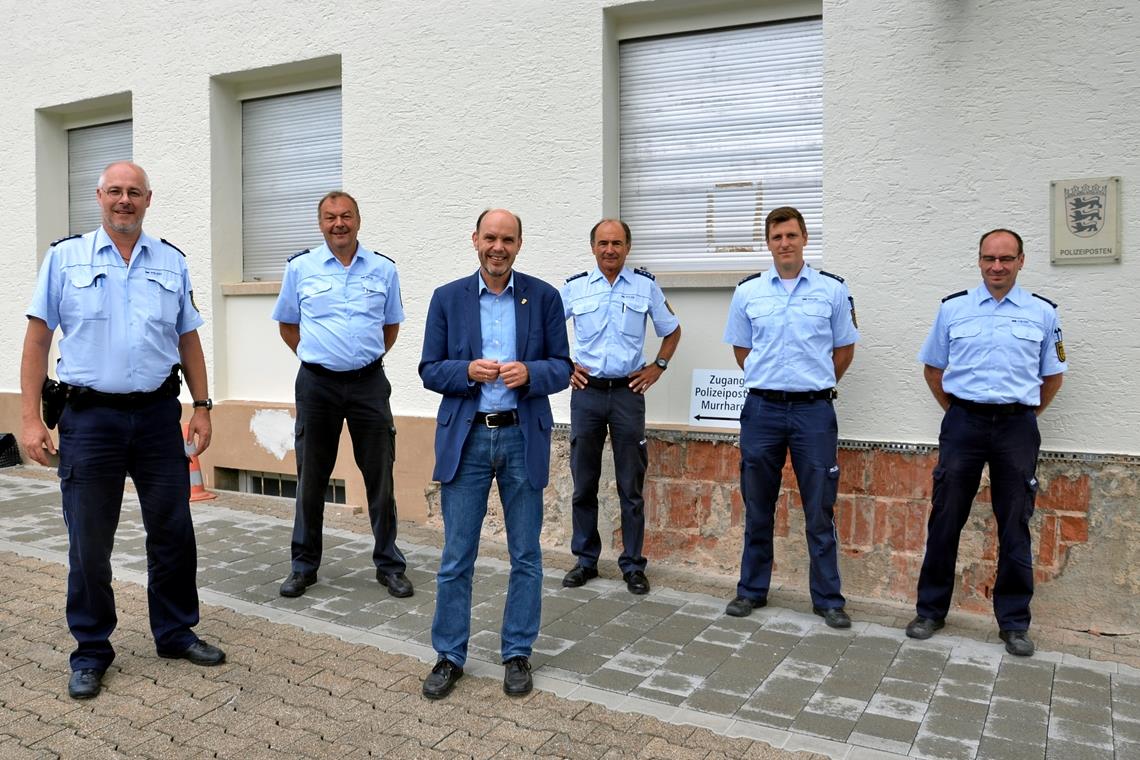Jürgen Volz, Jürgen Weller, Gernot Gruber, Uli Vischer, Fabian Fendt und Thomas Amann (von links) vor dem Polizeiposten Murrhardt, dessen Sanierung demnächst abgeschlossen ist. Foto: privat