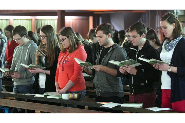 Jugendgottesdienst: Wo Religion als Ressource allmählich verschwindet, entsteht möglicherweise eine Lücke. „Familien sind einsamer, haben ein weniger stabiles soziales Netzwerk, und Routinen im Alltag fallen weg“,