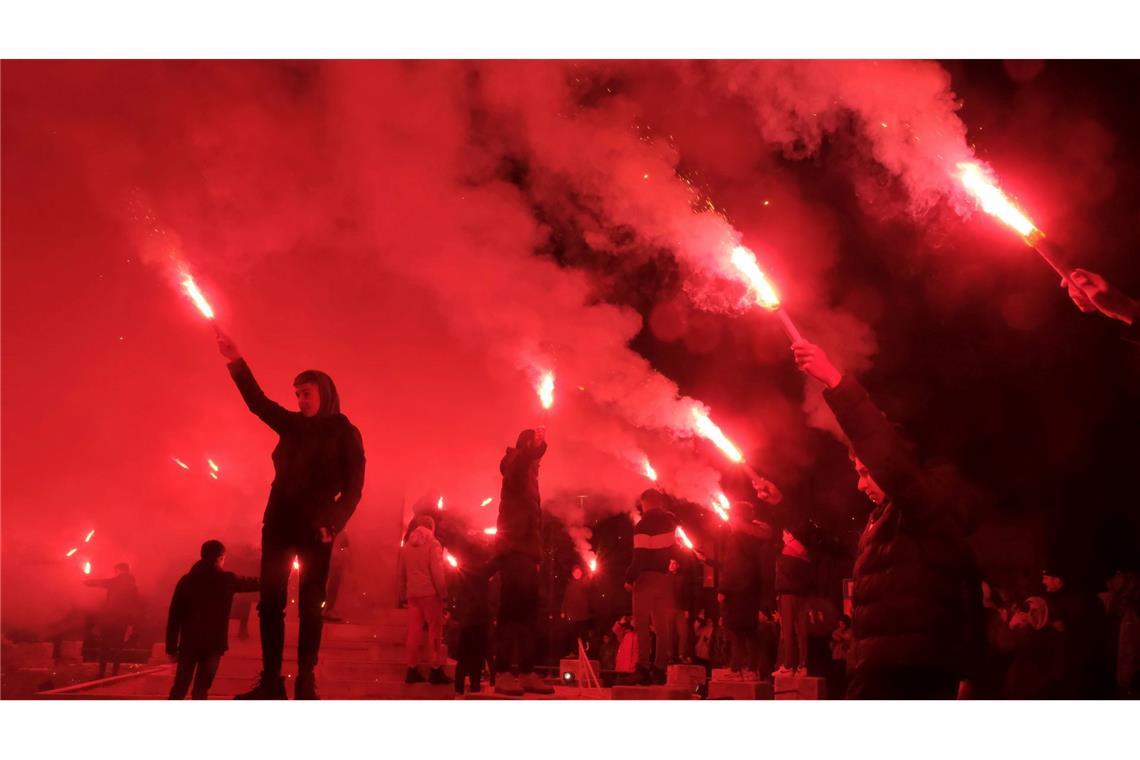 Bilder des Tages Jugendliche entzünden Fackeln während einer Demonstration in Montenegro.