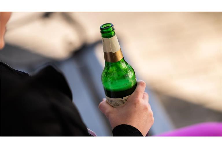 Jugendliche in Baden-Württemberg landen deutlich seltener mit Alkoholvergiftungen im Krankenhaus als früher. (Symbolbild)