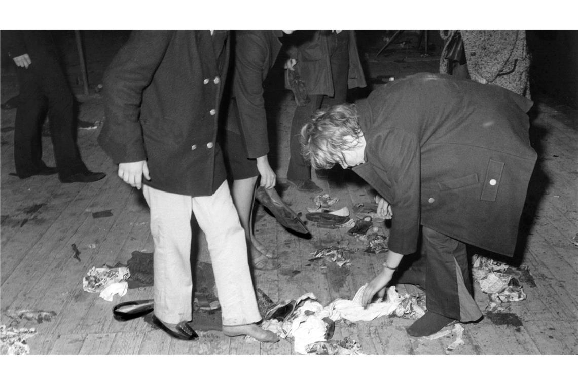 Jugendliche sammeln Schuhe ein, die sie auf die Bühne geworfen haben. (Archivbild)