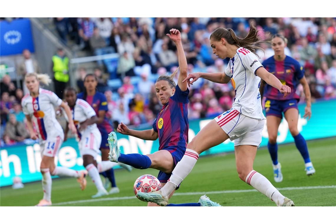 Jule Brand (r.) ist auf verlorenem Posten im Königsklassen-Finale.