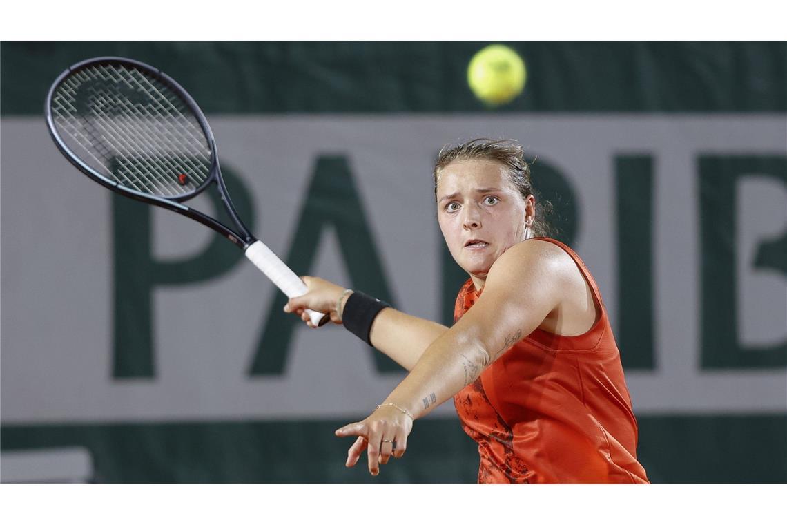 Laura Siegemund verliert deutsches Marathon-Duell Jule Niemeier (24 Jahre alt, WTA-Rang 120): Mit ihrer energischen Vorhand und ihrer Nervenstärke hat sich die gebürtige Dortmunderin auf der WTA-Tour einen Namen gemacht. Ihre explosive Spielweise und Risikobereitschaft machen Niemeier zu einem der vielversprechendsten deutschen Talente der neuen Tennisgeneration. 2022 erreichte sie als 22-Jährige das Viertelfinale in Wimbledon, das sie in einem rein deutschen Duell nur knapp gegen Tatjana Maria verlor. Durch ihre Wildcard und den Heimvorteil im Rücken kann Niemeier auch dieses Mal wieder für eine Überraschung sorgen.