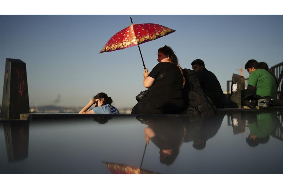 Weltweit drittwärmster Juli der Geschichte Juli 2025 – 50,5 Grad im Schatten: Eine Frau schützt sich an einem superheißen Sommertag in Istanbul vor der Sonne.