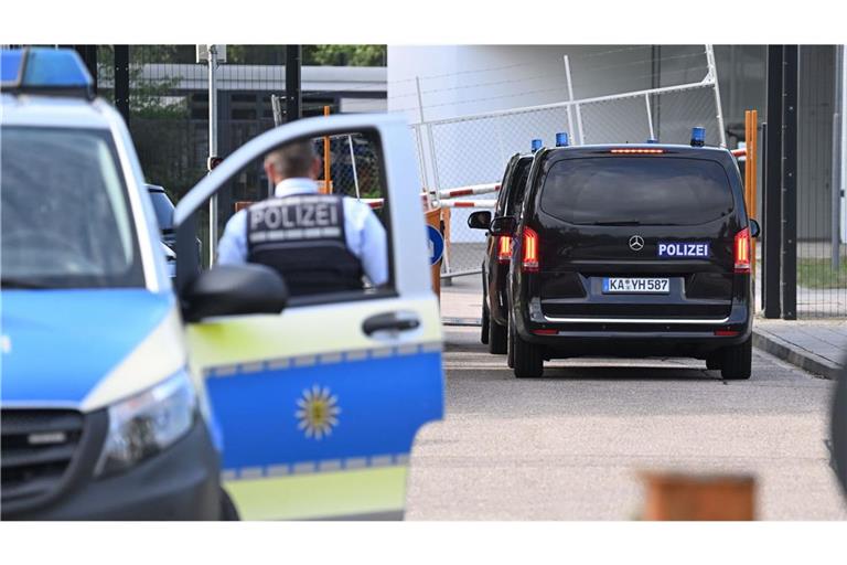 Juli 2025: Einsatzfahrzeuge der Polizei fahren auf das Gelände des Bundesgerichtshofes, wo ein mutmaßlicher Iran-Spion vorgeführt wurde.