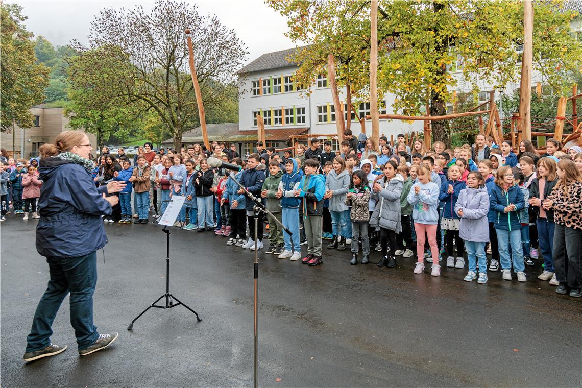 Julia Kirschbaum hat mit den Schülern für die Eröffnungsfeier einen fetzigen Beitrag einstudiert. Foto: Stefan Bossow