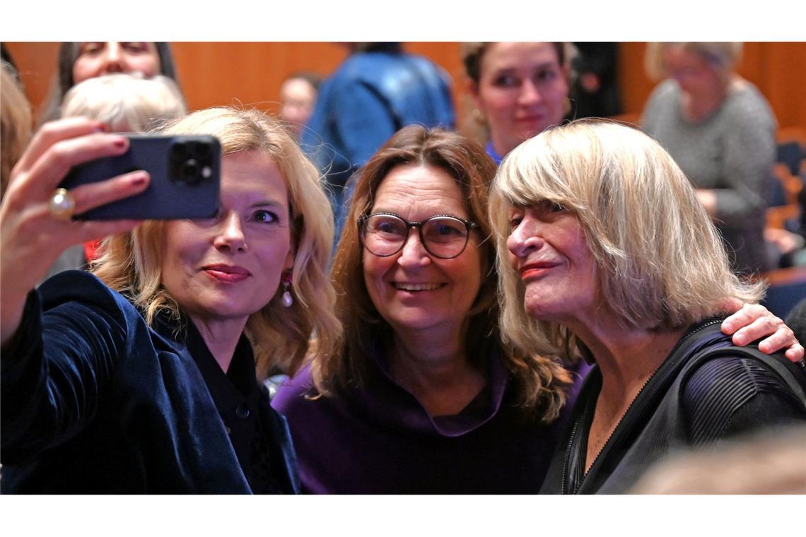 Julia Klöckner (v.l.-r., CDU), Bundestagspräsidentin, Mechthild Heil (CDU) und Frauenrechtlerin Alice Schwarzer lächeln für ein Selfie.
