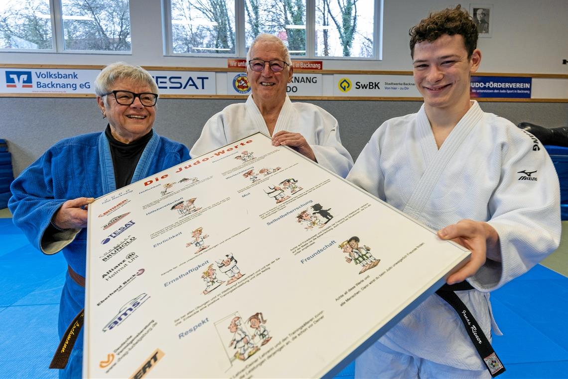 TSG Backnang vermittelt zehn Judowerte in zehn Übungsstunden Julia Lochmann, Gerd Lamsfuß und Jonas Riener (von links) zeigen die Tafel mit den zehn Judowerten. Foto: Alexander Becher