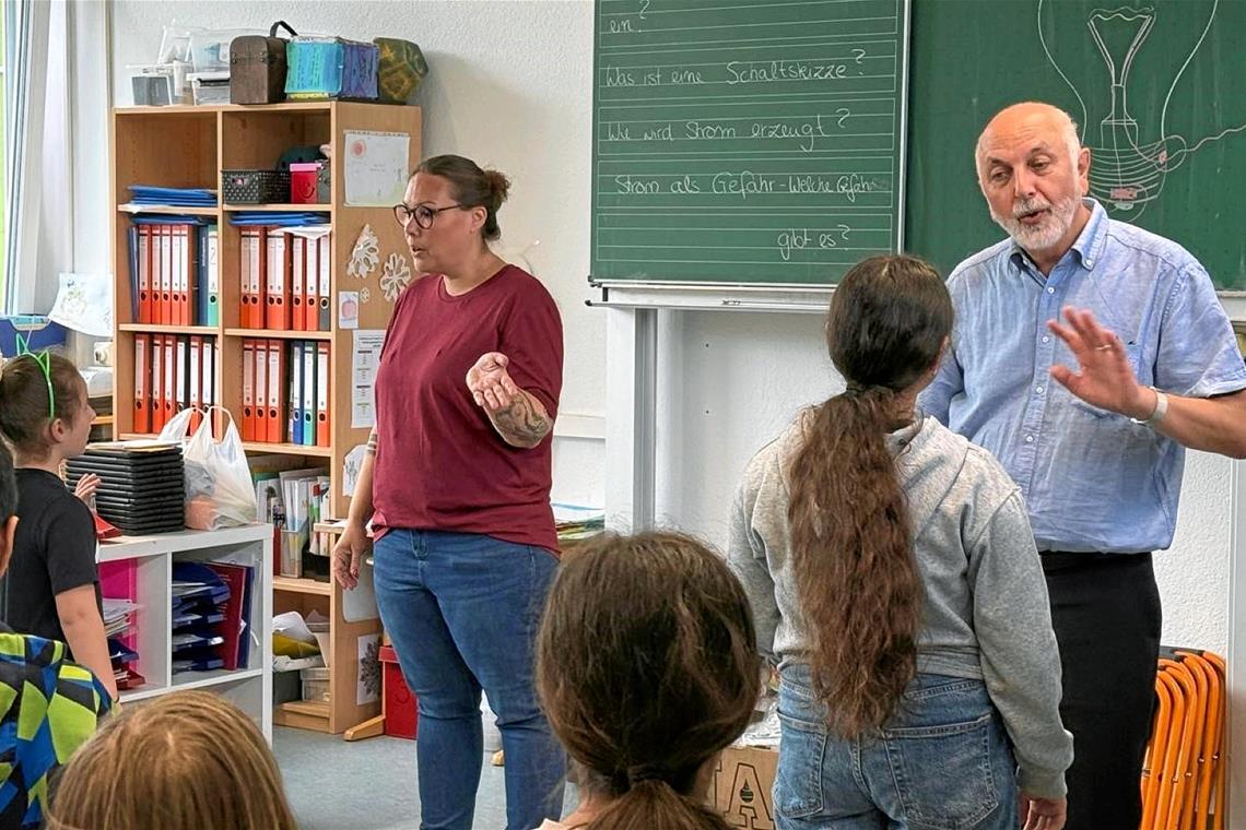 Englischunterricht, der zum Erlebnis wird Julia Piechot und Philip Campagna haben jede Menge Mitmachelemente und Interaktion in die Englischstunde eingebaut. Foto: Stadtverwaltung Murrhardt