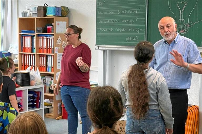 Julia Piechot und Philip Campagna haben jede Menge Mitmachelemente und Interaktion in die Englischstunde eingebaut. Foto: Stadtverwaltung Murrhardt