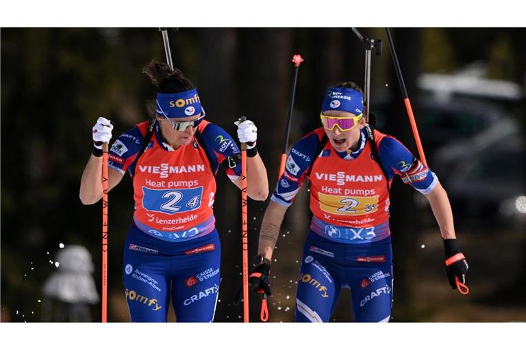 Julia Simon (l) darf nach dem Kreditkartenbetrug an ihrer Teamkollegin Justine Braisaz-Bouchet (r) bei Olympia teilnehmen. (Archivbild)