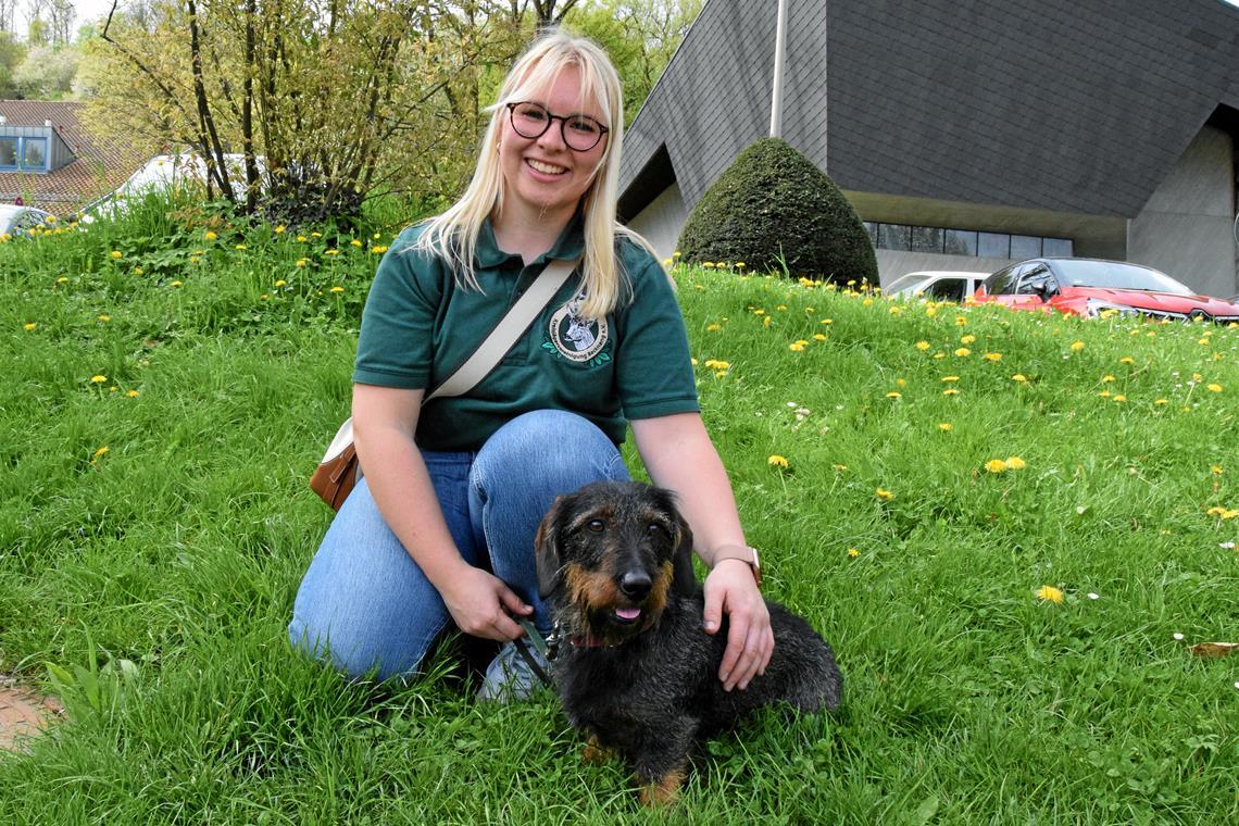 Julia Sträb ist bei der Kreisjägervereinigung Backnang engagiert und Jägerin in Murrhardt. Wenn sie im Wald unterwegs ist, darf Felix nicht fehlen, den sie als echten Allroundjagdhund beschreibt. Er hat unter anderem die Vielseitigkeitsprüfung abgelegt und unterstützt sie beispielsweise bei der Fährten- und Nachsuche. Foto: Elisabeth Klaper