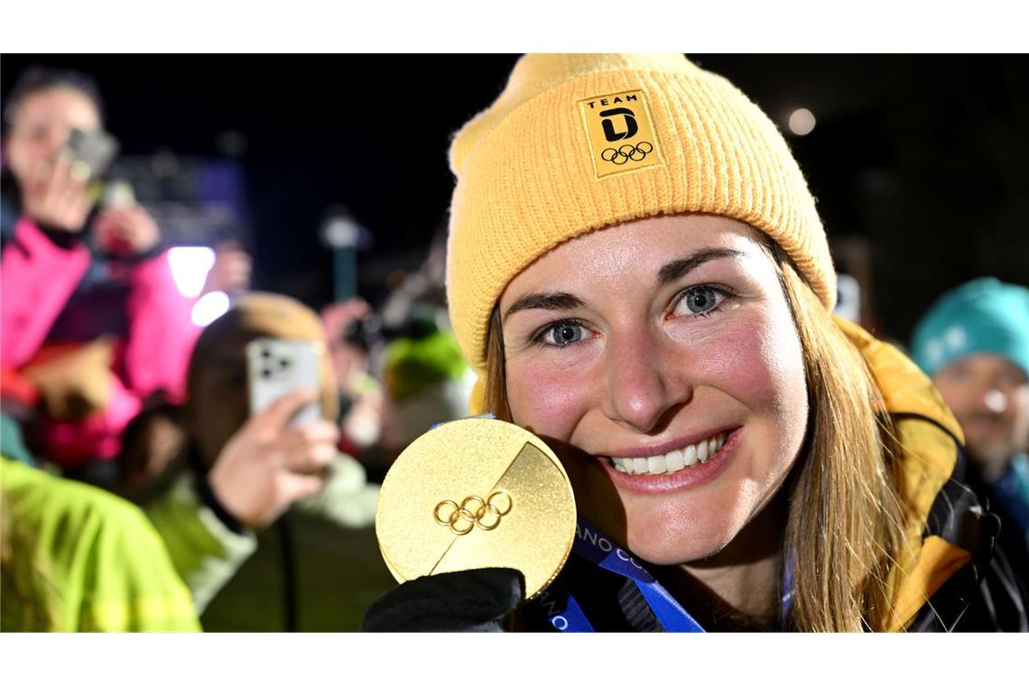 Julia Taubitz jubelt mit ihrer Goldmedaille bei den Olympischen Winterspielen Mailand Cortina 2026.