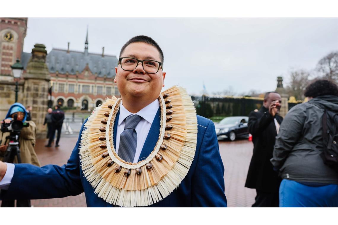 Alternative Nobelpreise - Gemeinsam für eine bessere Zukunft Julian Aguon, hier vor dem Sitz des Internationalen Gerichtshof in Den Haag.