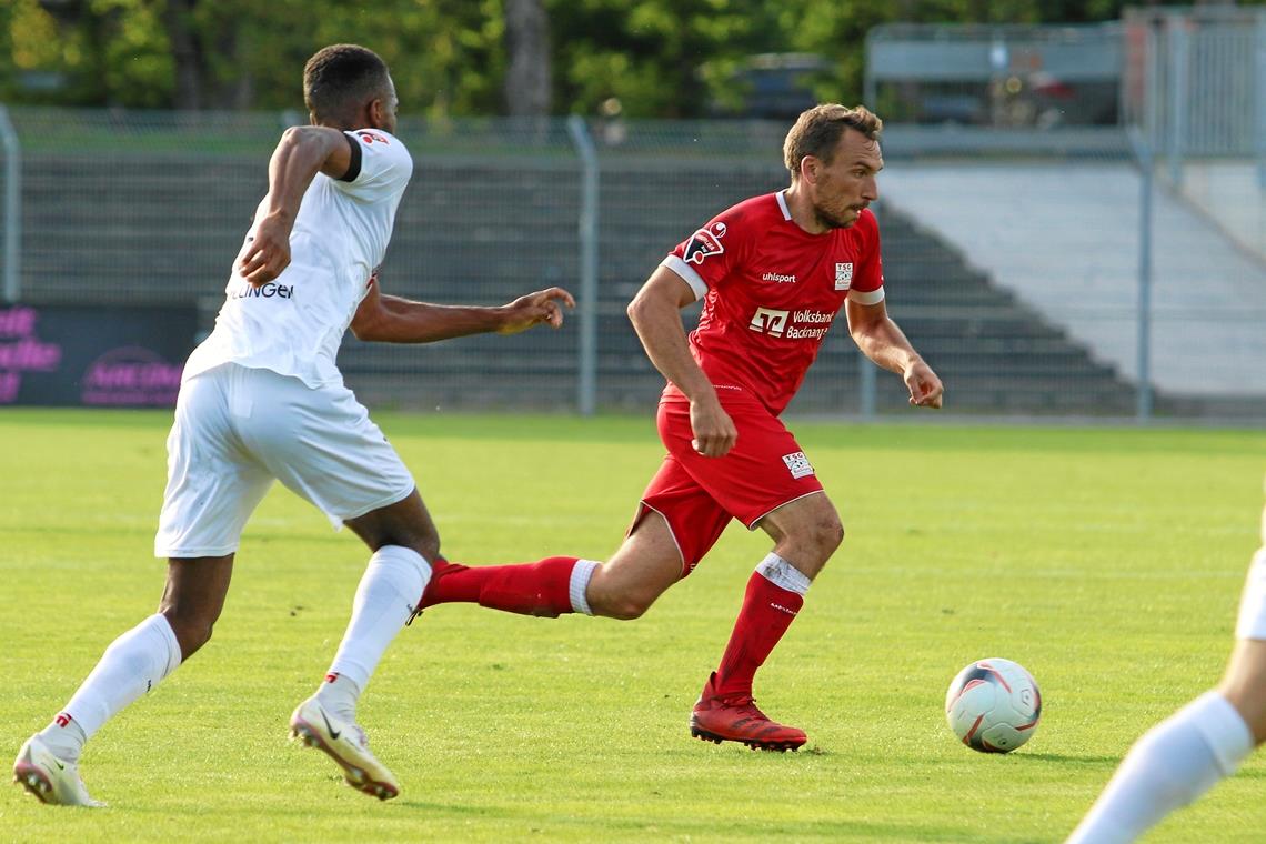 Erste Auswärtsniederlage für die TSG Backnang Julian Geldner (am Ball) kehrte nach seiner Zwangspause und zwei Kurzeinsätzen in die Backnanger Startformation zurück.Foto: A. Hornauer
