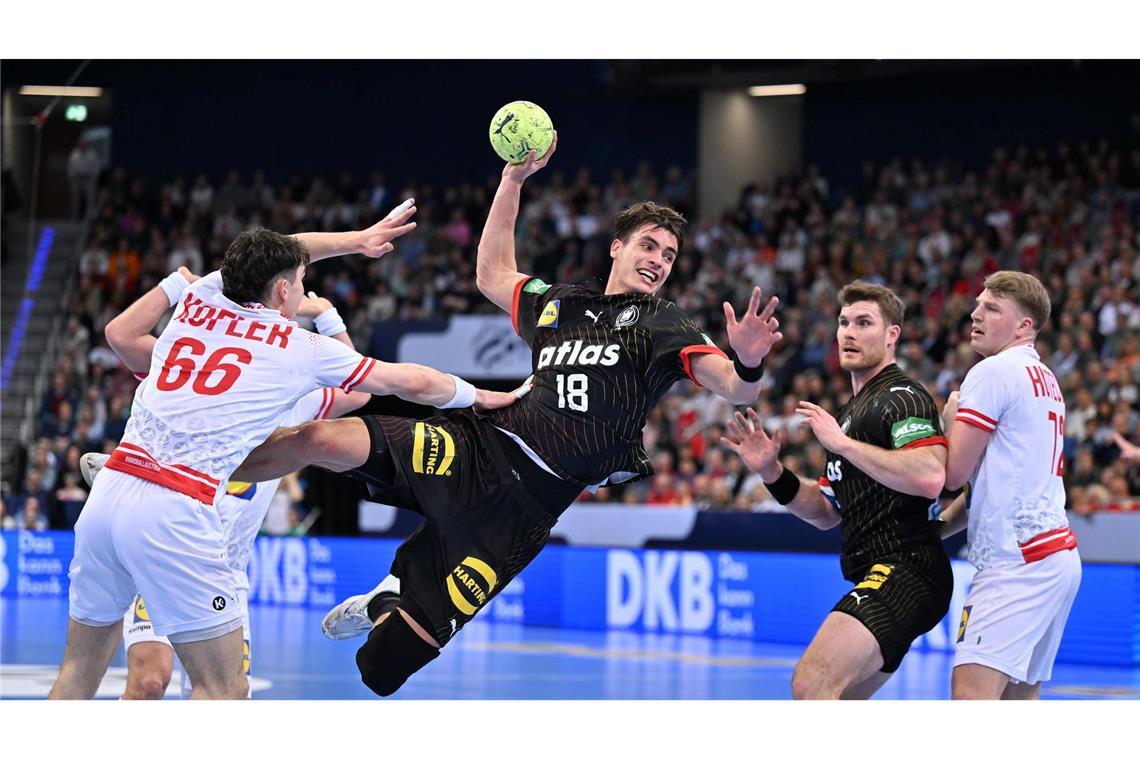 Knorr guckt zu: Handballer vorzeitig für EM qualifiziert Julian Köster (M) kann seine Leistung im Vergleich zum Donnerstag steigern.