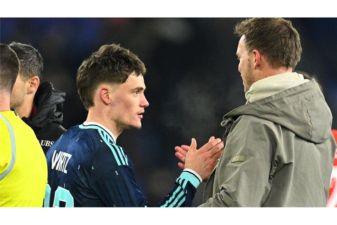 Julian Nagelsmann bedankt sich nach dem Sieg bei Matchwinner Florian Wirtz