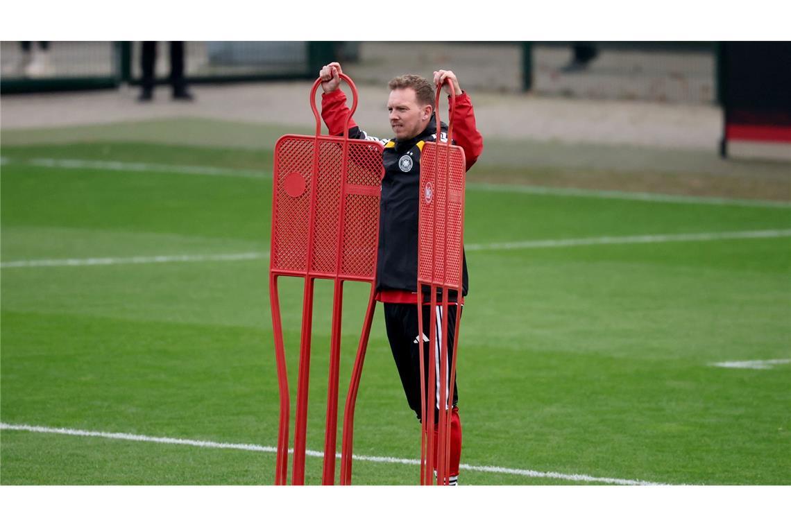 Julian Nagelsmann beobachtet das Training.
