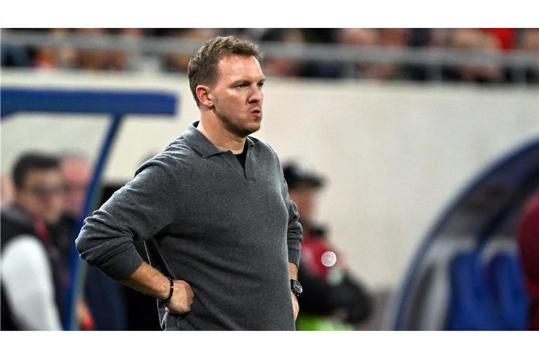 Julian Nagelsmann blickt skeptisch auf das Spielfeld.