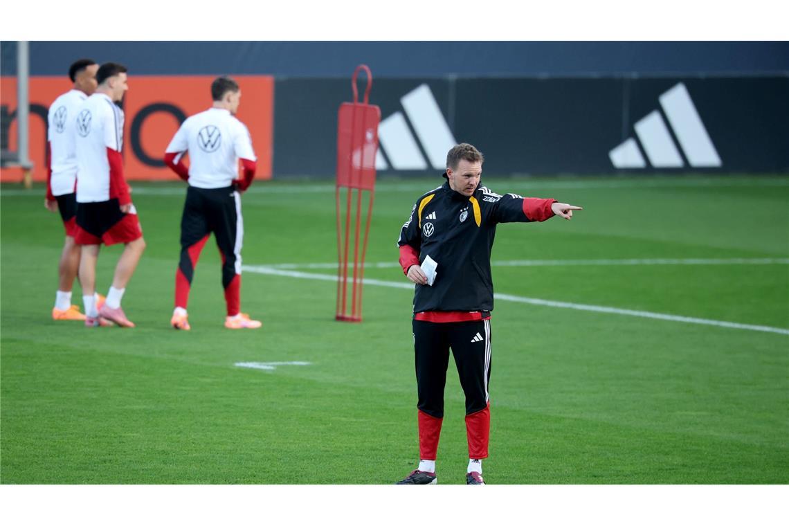 Julian Nagelsmann gibt Anweisungen im Training.