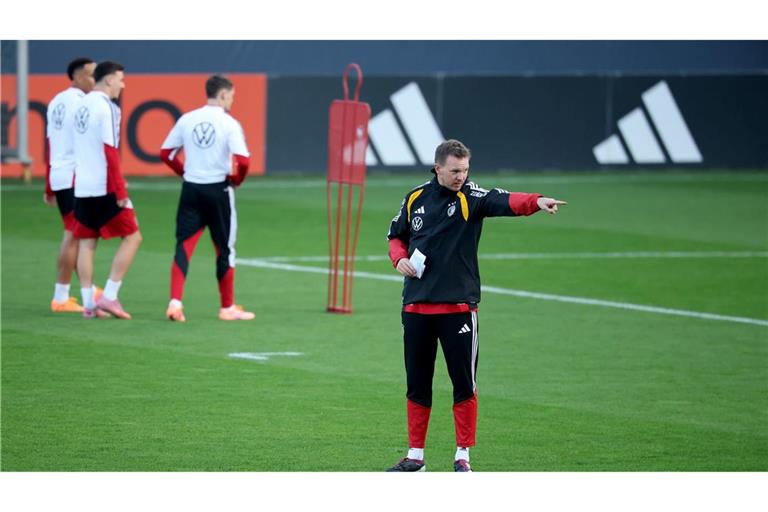 Julian Nagelsmann gibt Anweisungen im Training.