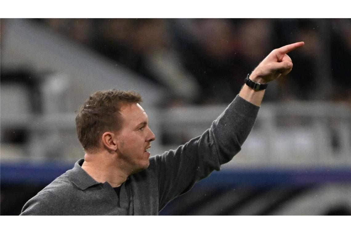 Julian Nagelsmann gibt eine Anweisung an seine Spieler.