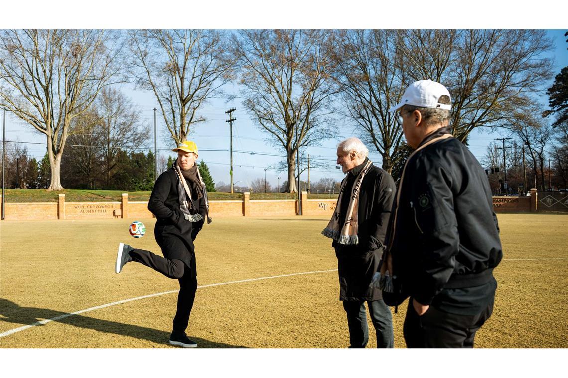 Julian Nagelsmann (l) kickt mit einem kleinen WM-Ball im WM-Quartier der Nationalmannschaft.