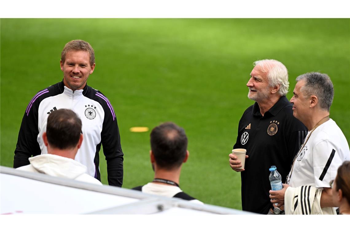 Julian Nagelsmann (l.) und Rudi Völler (2.v.r.) bekommen in Washington die WM-Gruppengegner zugelost. (Archivbild)