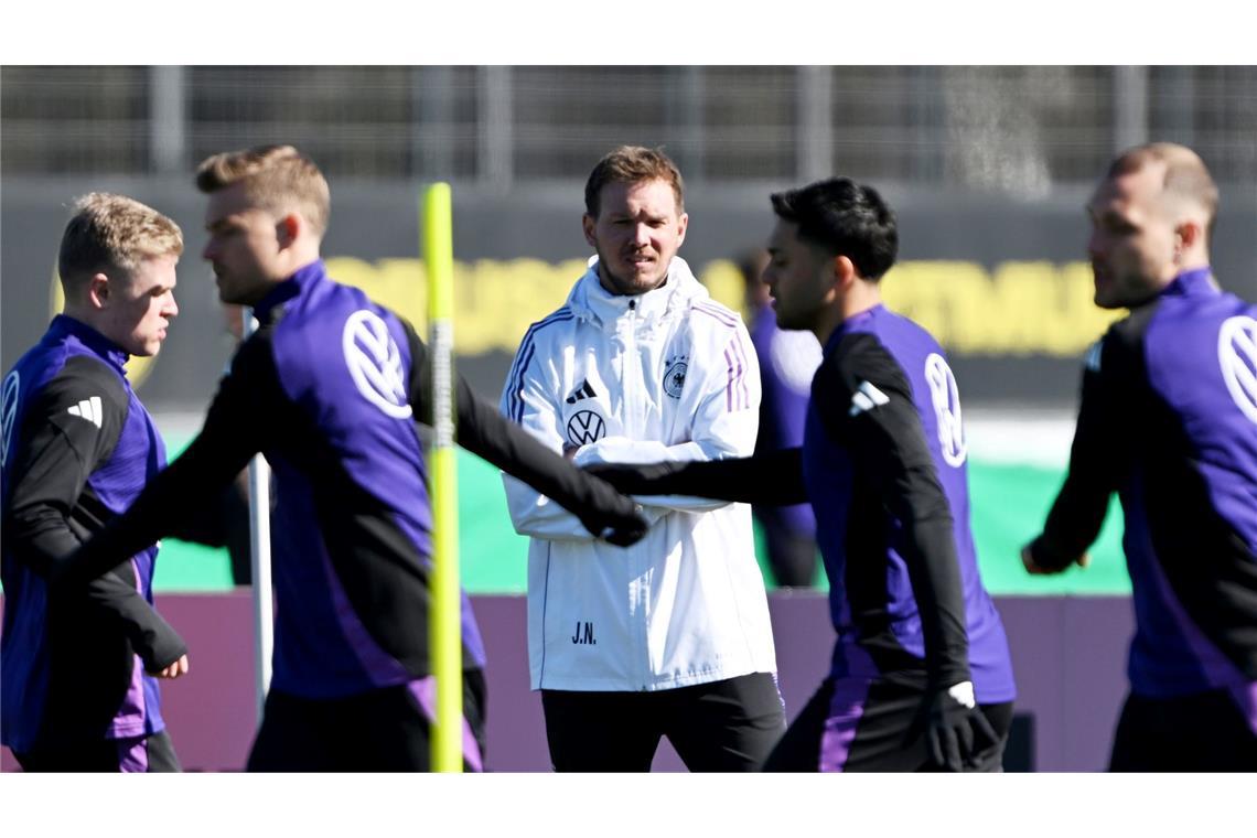 Erstes Training mit allen Spielern und einem Torwart-Duell Julian Nagelsmann (M) beobachtet das Aufwärmen seiner Spieler.